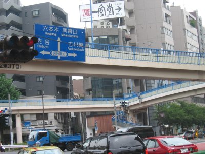 左折して明治通りへ。